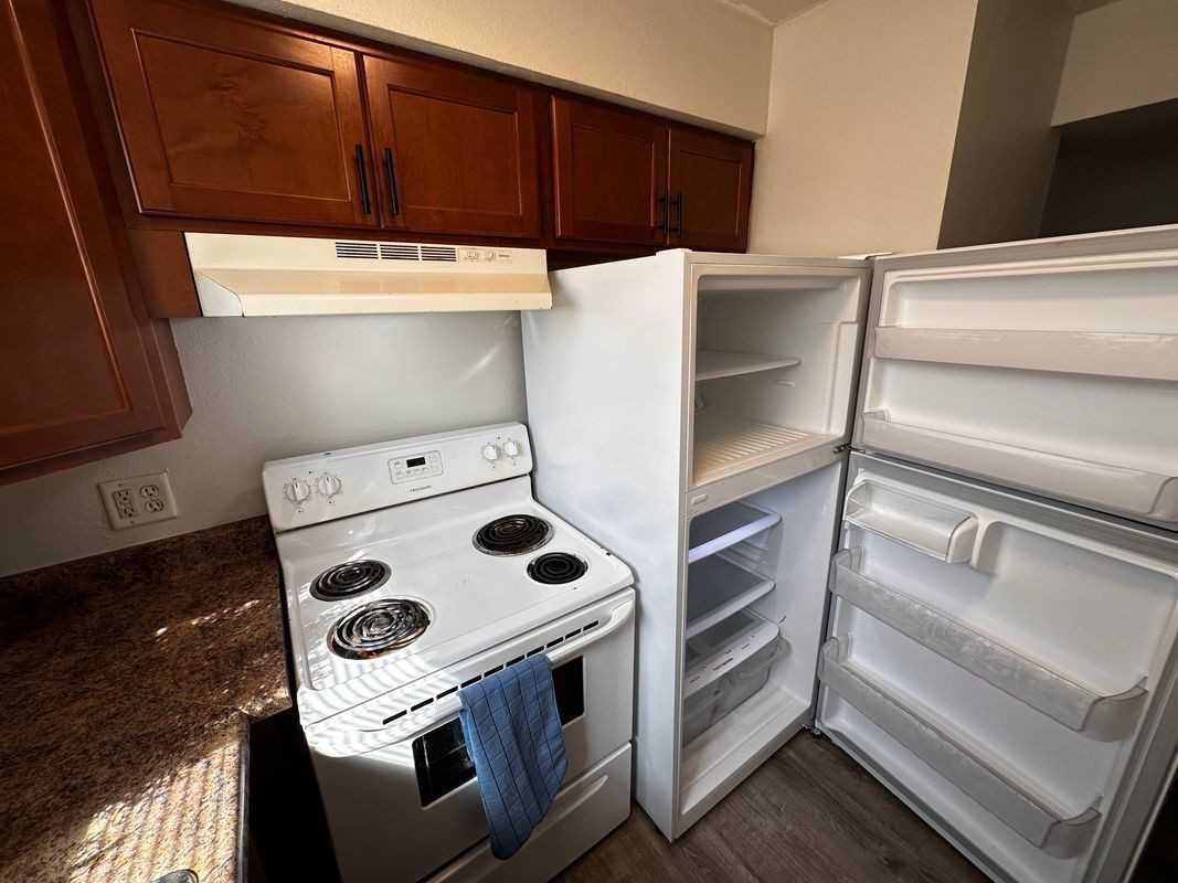 4650 S Spring Ave ##4 - Photo 6 of 8