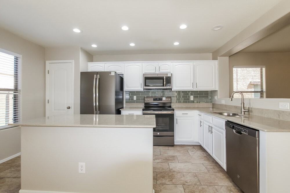 18538 W Fairway Dr - Photo 7 of 17