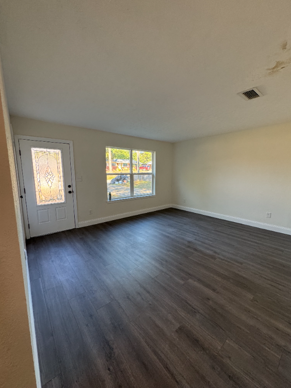 213 Amellia Pl - Photo 4 of 18