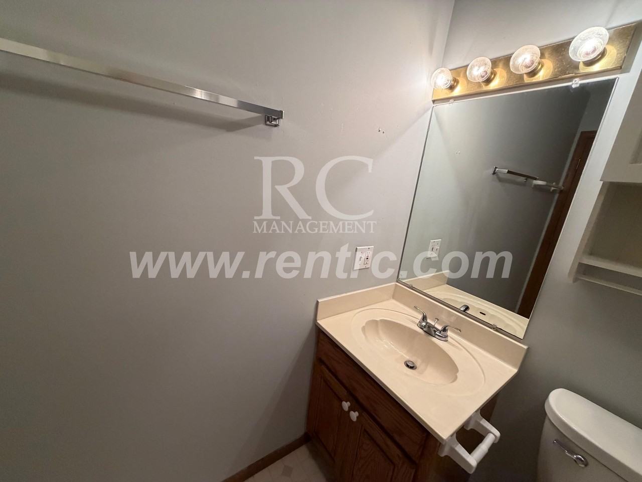 712 W Elm St #W - Photo 5 of 15