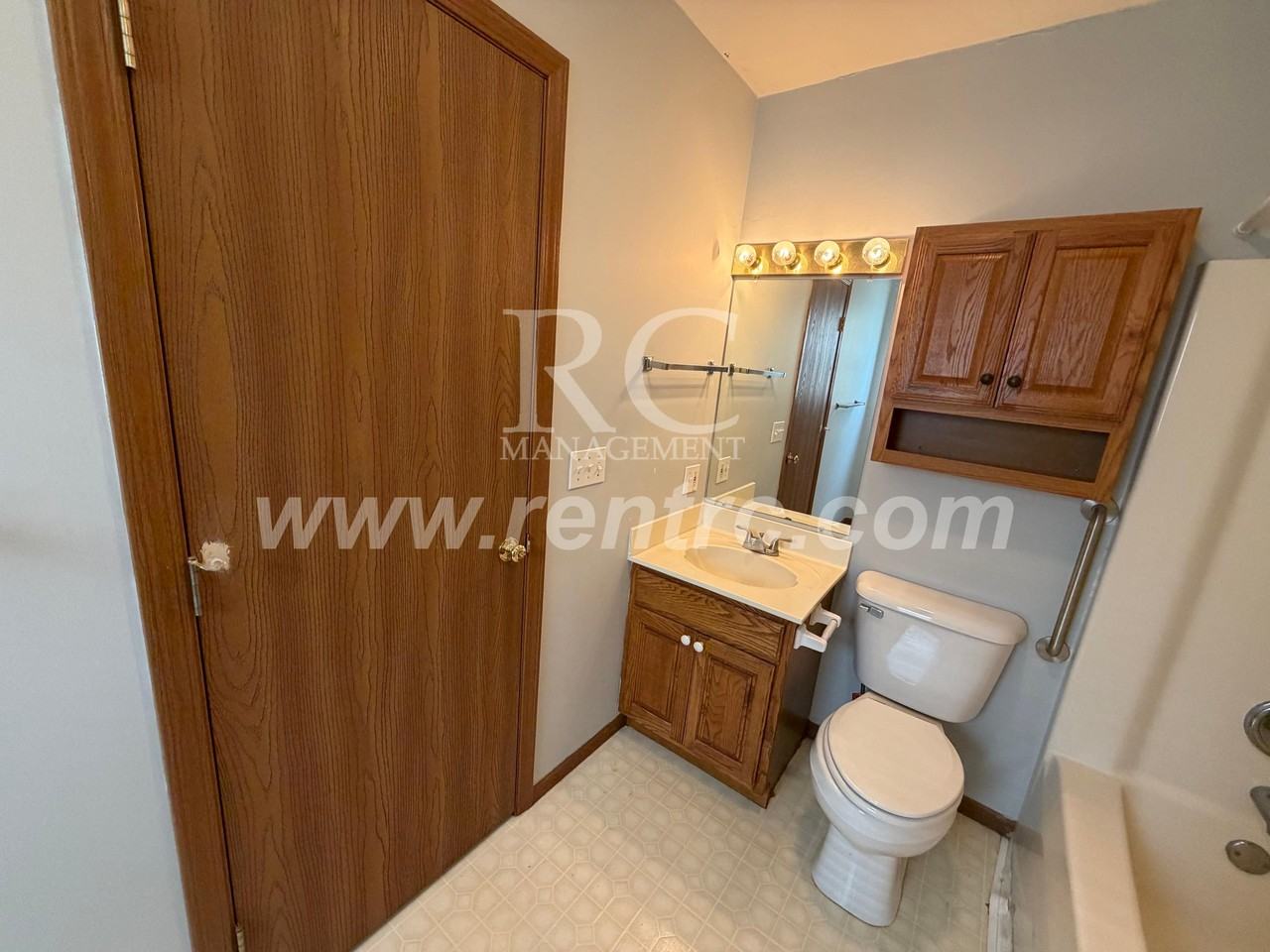 712 W Elm St #W - Photo 7 of 15