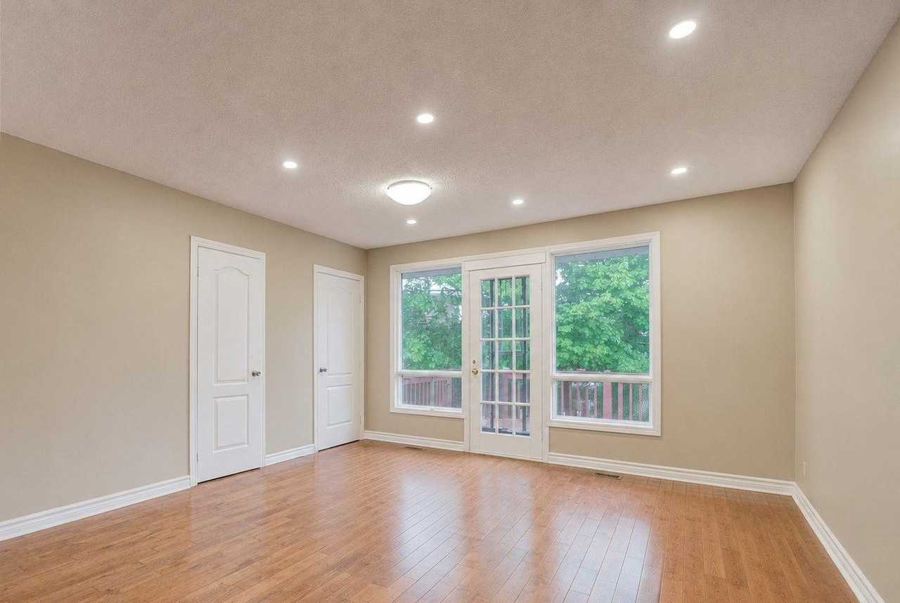 44 Sundance Crescent - Photo 3 of 5