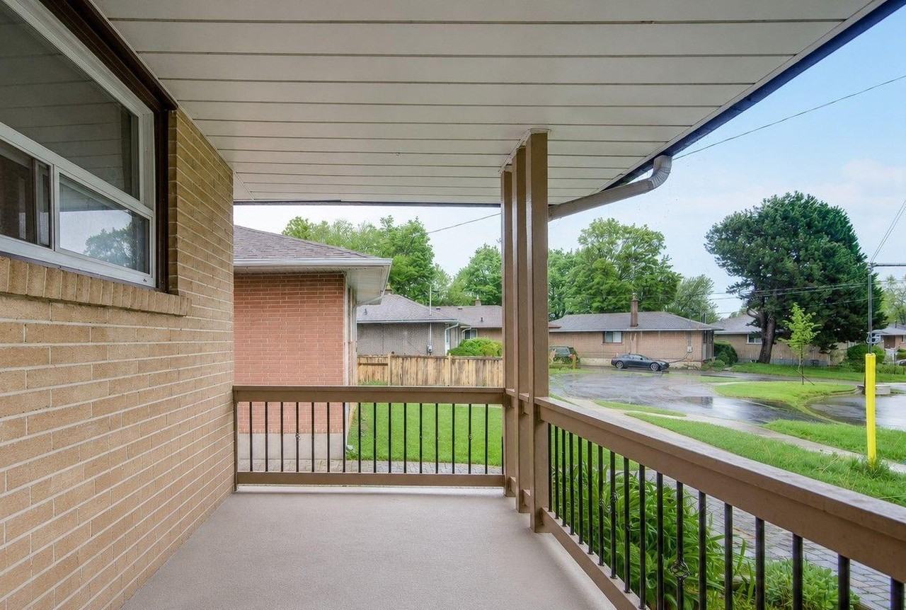 44 Sundance Crescent - Photo 4 of 5