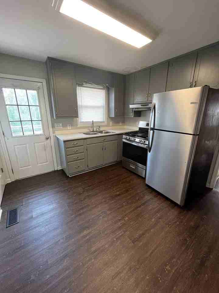 1703 Mayflower Dr - Photo 3 of 8