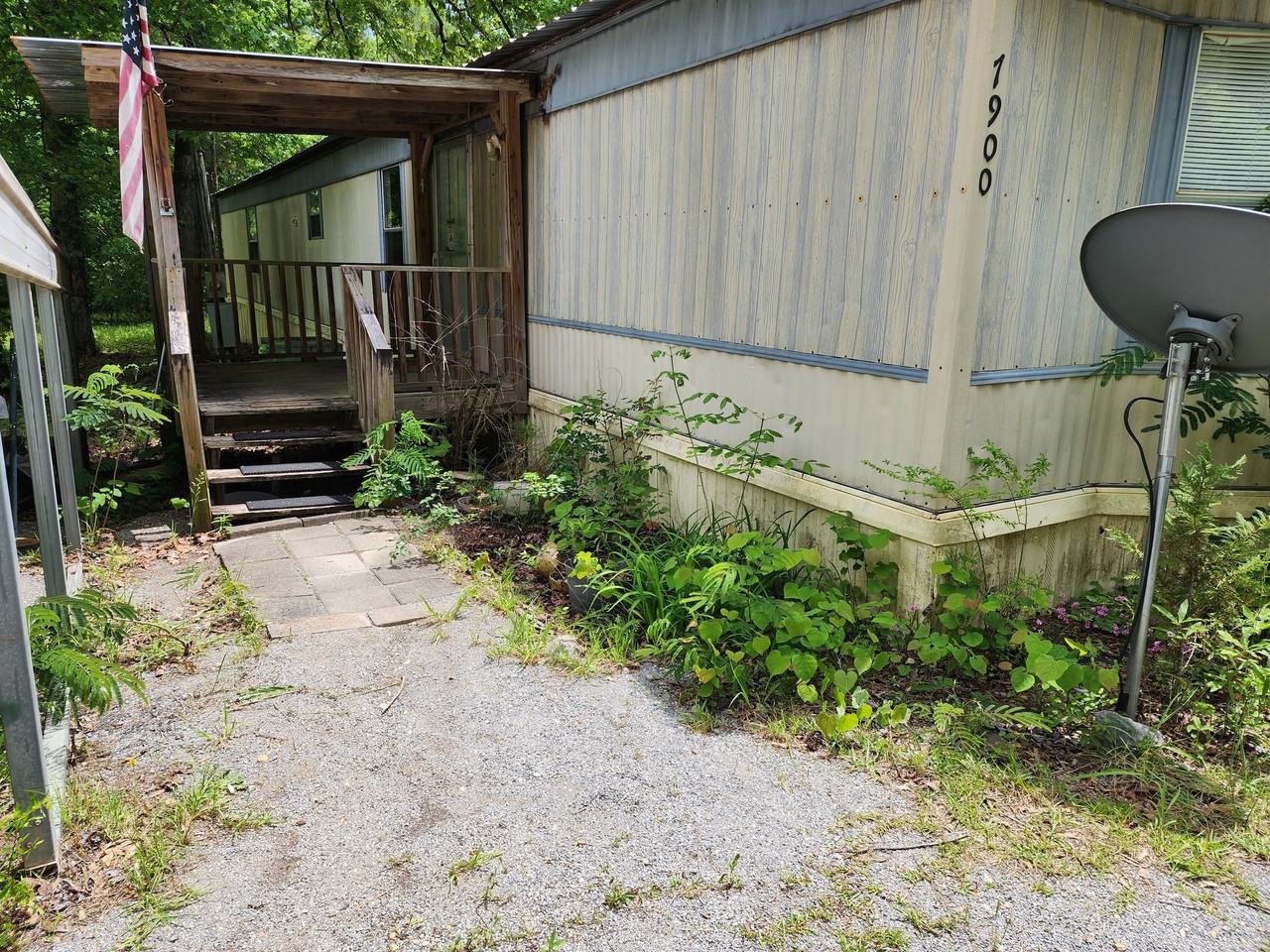 7900 Eastview Dr - Photo 2 of 16