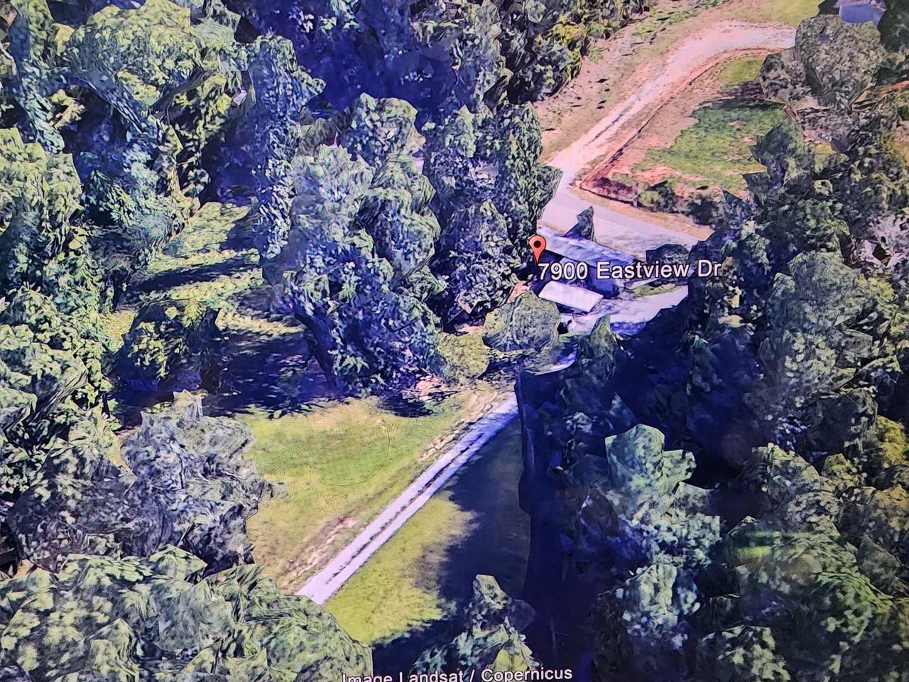 7900 Eastview Dr - Photo 3 of 16