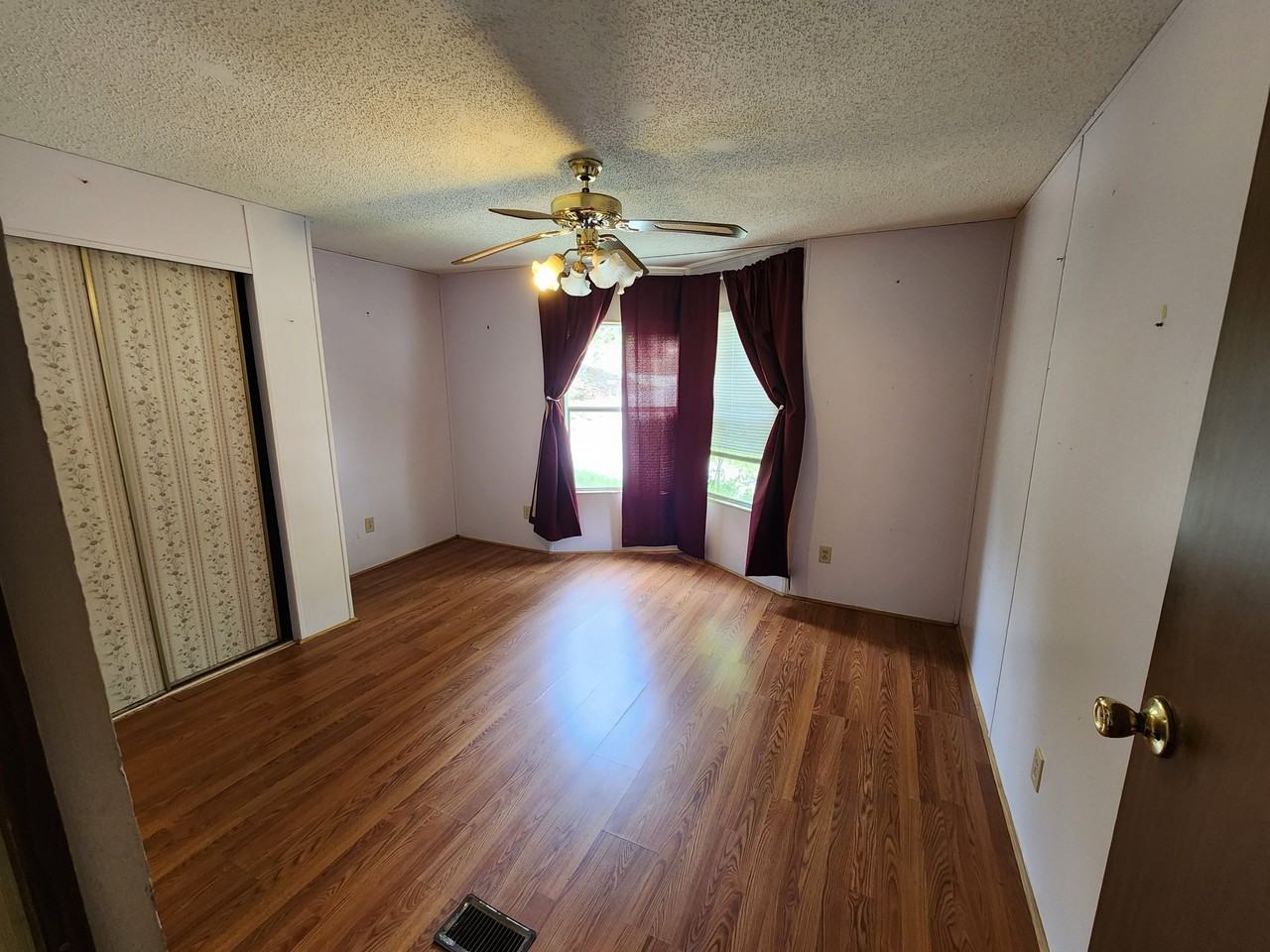 7900 Eastview Dr - Photo 4 of 16