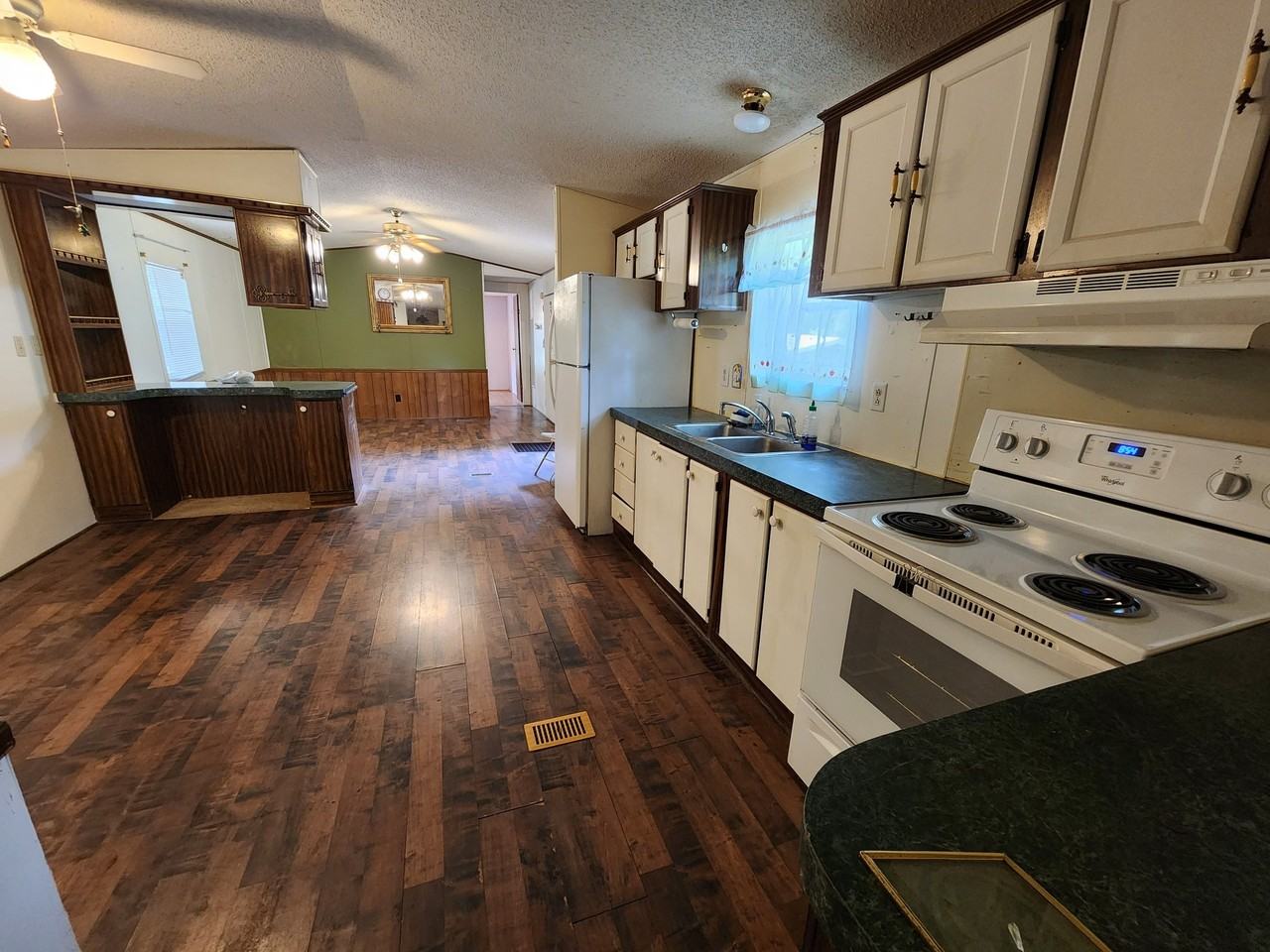 7900 Eastview Dr - Photo 5 of 16