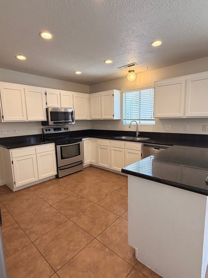 1743 W Green Valley Ln - Photo 7 of 20