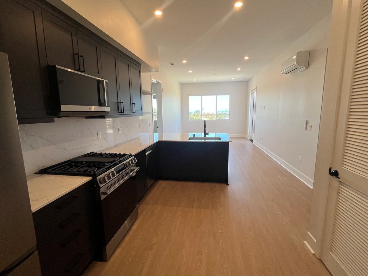 401 W Grand Ave #401 - Photo 4 of 17