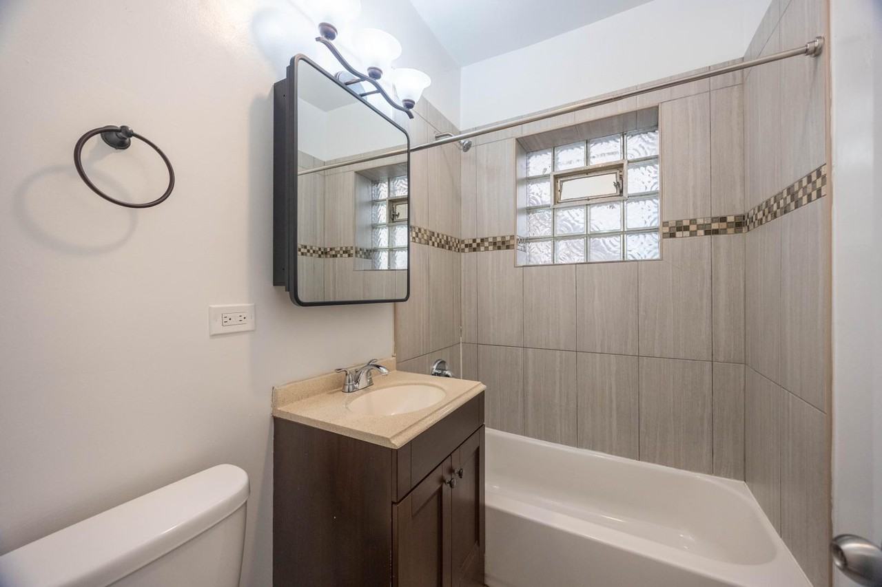 3753 W Sunnyside Ave #1 - Photo 3 of 13