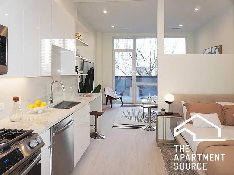 812 W Adams St #505 - Photo 3 of 7