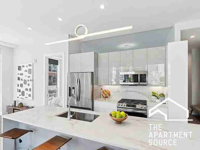 812 W Adams St #301 - Photo 2 of 8