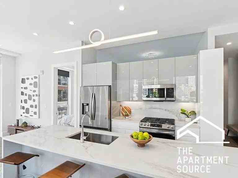 812 W Adams St #413 - Photo 2 of 8