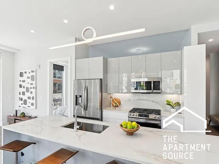 812 W Adams St #611 - Photo 2 of 8