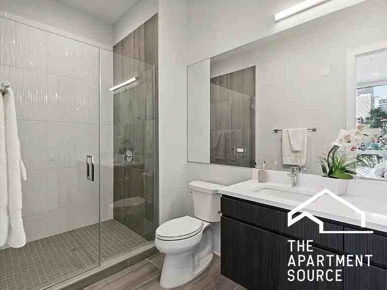 812 W Adams St #611 - Photo 5 of 8