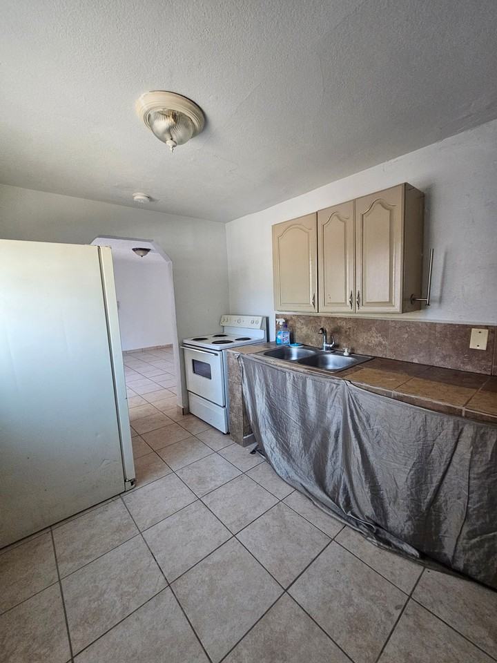 5911 W Lamar Rd #1 - Photo 2 of 3