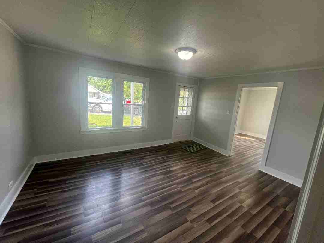 223 Hillcrest Dr N - Photo 2 of 11