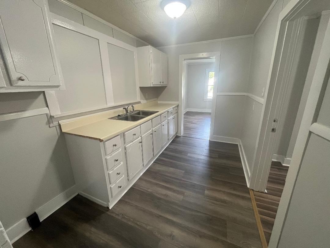 223 Hillcrest Dr N - Photo 3 of 11