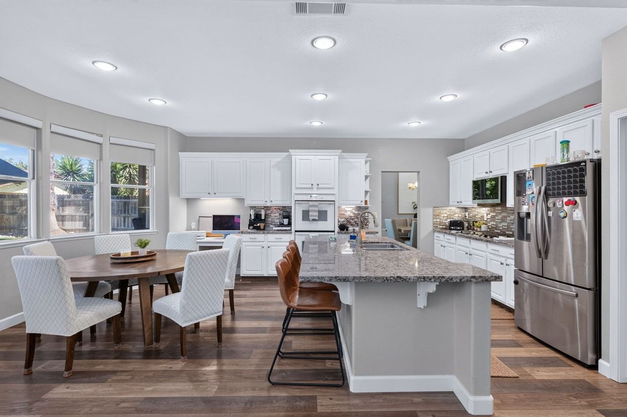 9427 N Winery Ave - Photo 3 of 8