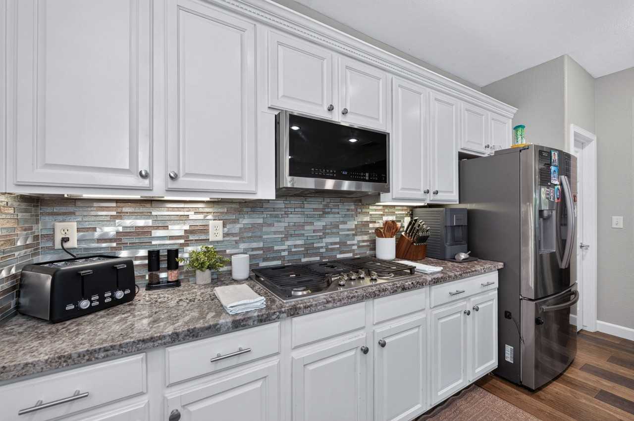 9427 N Winery Ave - Photo 5 of 8