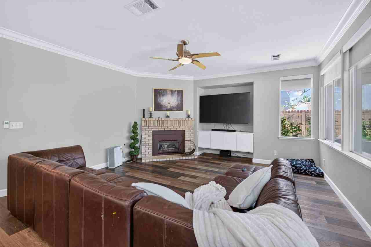 9427 N Winery Ave - Photo 6 of 8