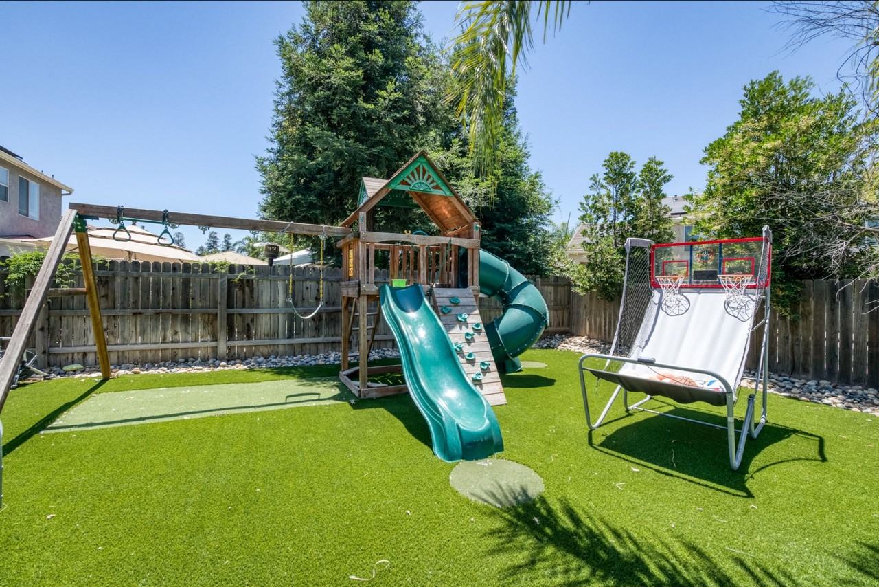 9427 N Winery Ave - Photo 7 of 8