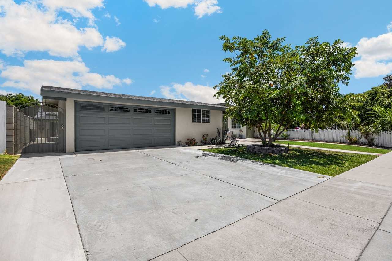 1048 N Hermosa Dr - Photo 2 of 23