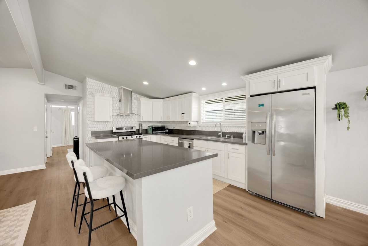 1048 N Hermosa Dr - Photo 4 of 23