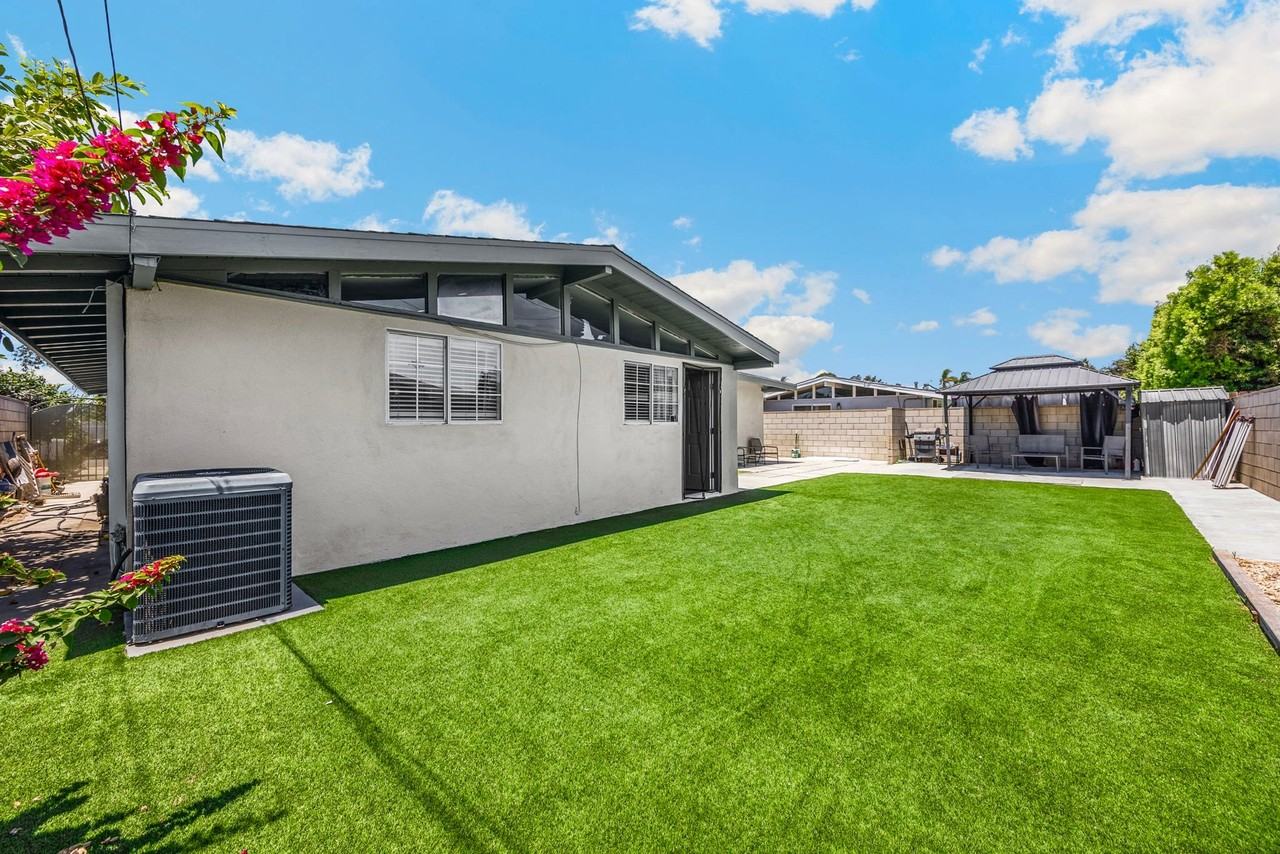 1048 N Hermosa Dr