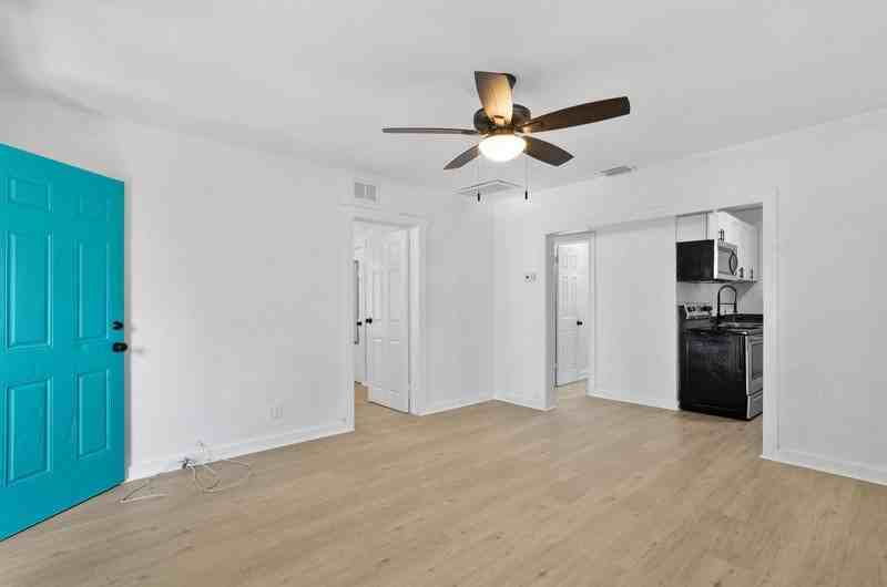2518 5th St S #C - Photo 3 of 9
