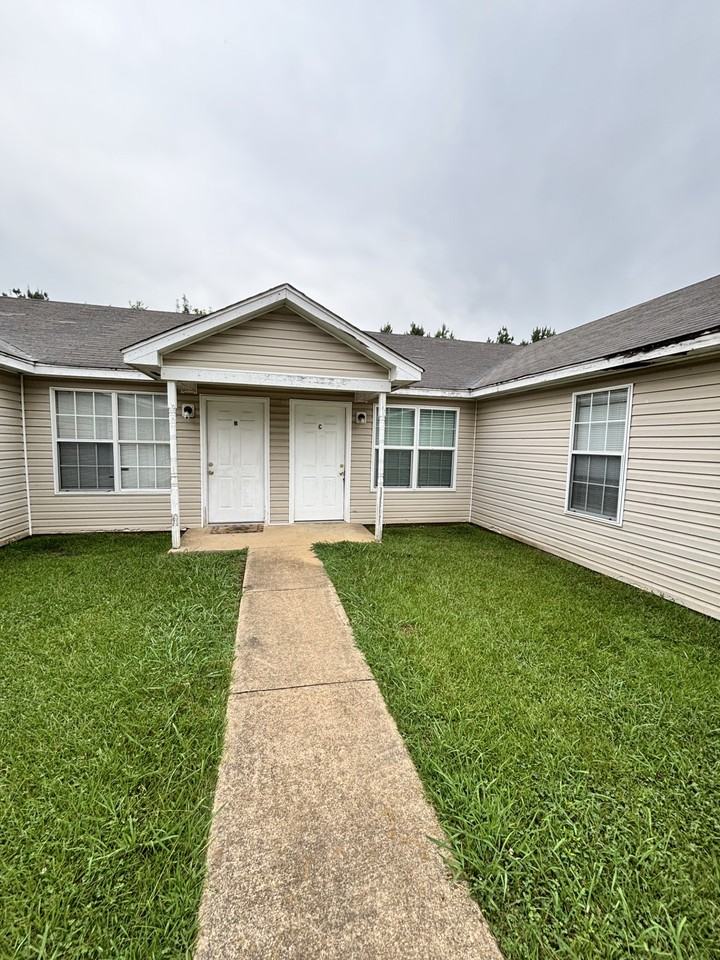106 Hines Blvd #C