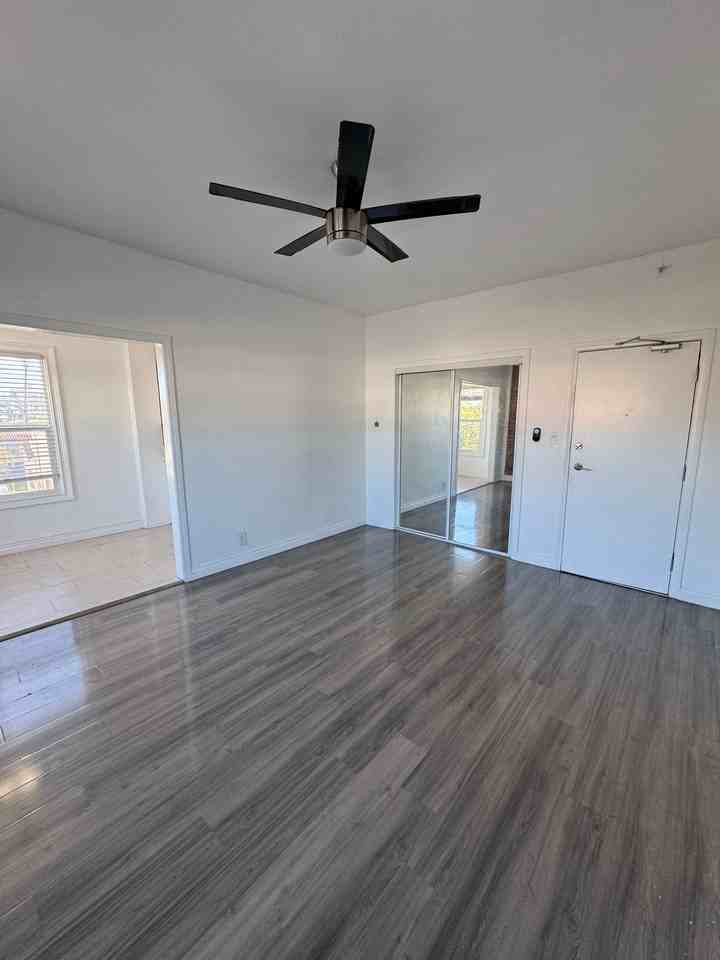 250 S Kenmore Ave - Photo 3 of 15
