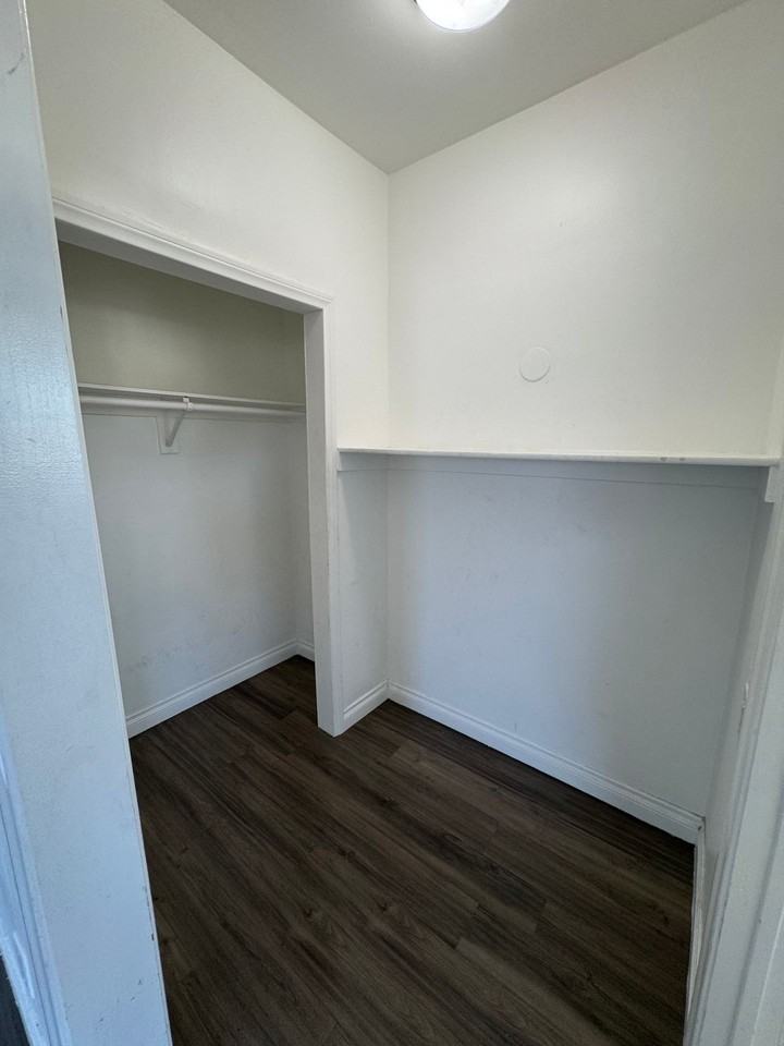 250 S Kenmore Ave - Photo 4 of 15