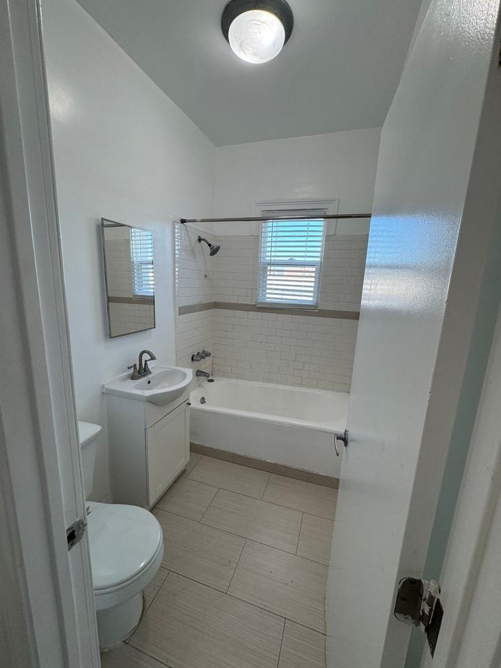 250 S Kenmore Ave - Photo 5 of 15