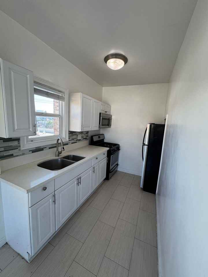 250 S Kenmore Ave - Photo 6 of 15