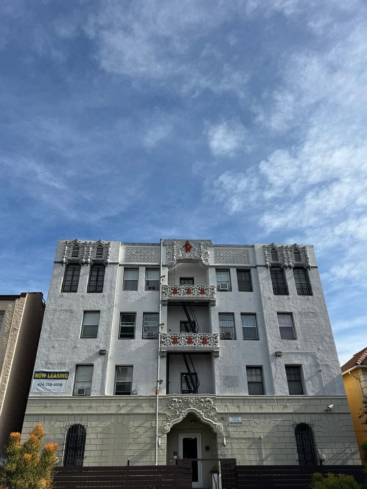 250 S Kenmore Ave - Photo 7 of 15