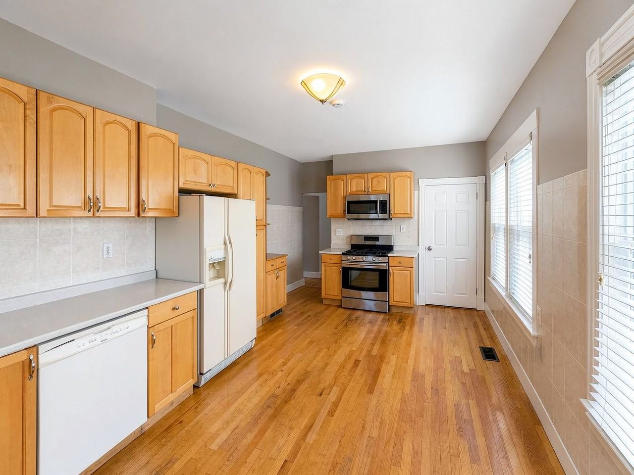 325 Rogers St - Photo 2 of 33