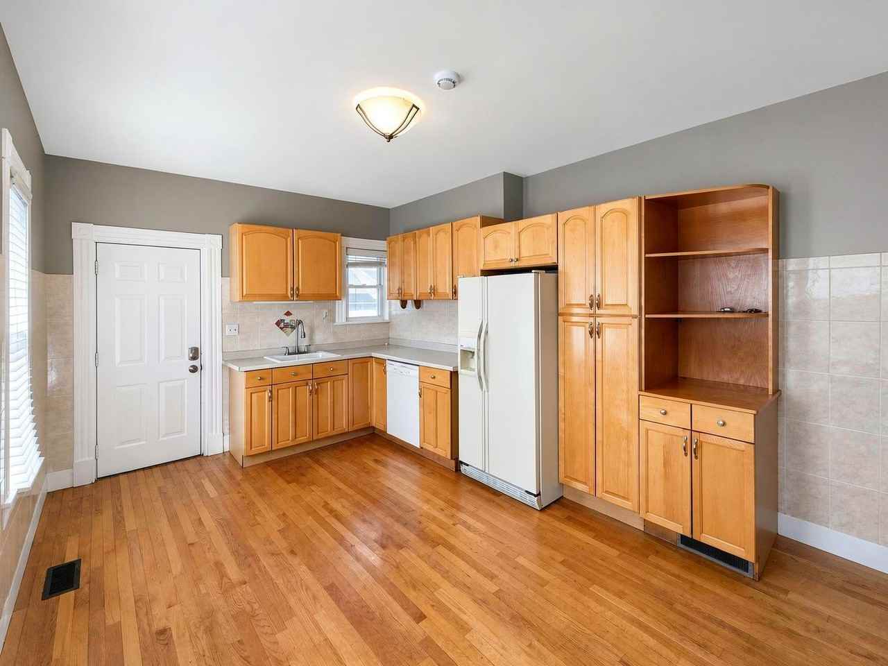 325 Rogers St - Photo 3 of 33