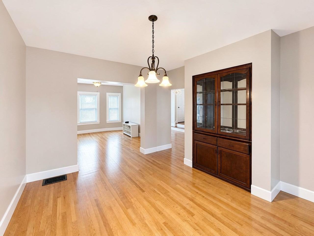 325 Rogers St - Photo 4 of 33