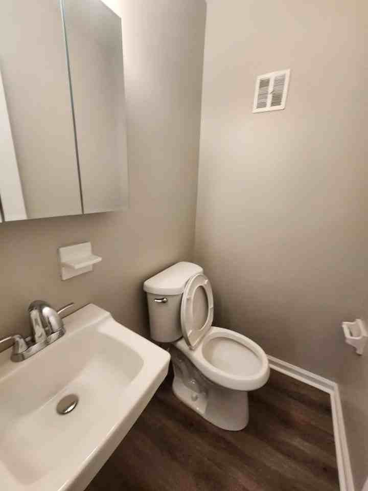 828 Spencer Ct - Photo 2 of 9