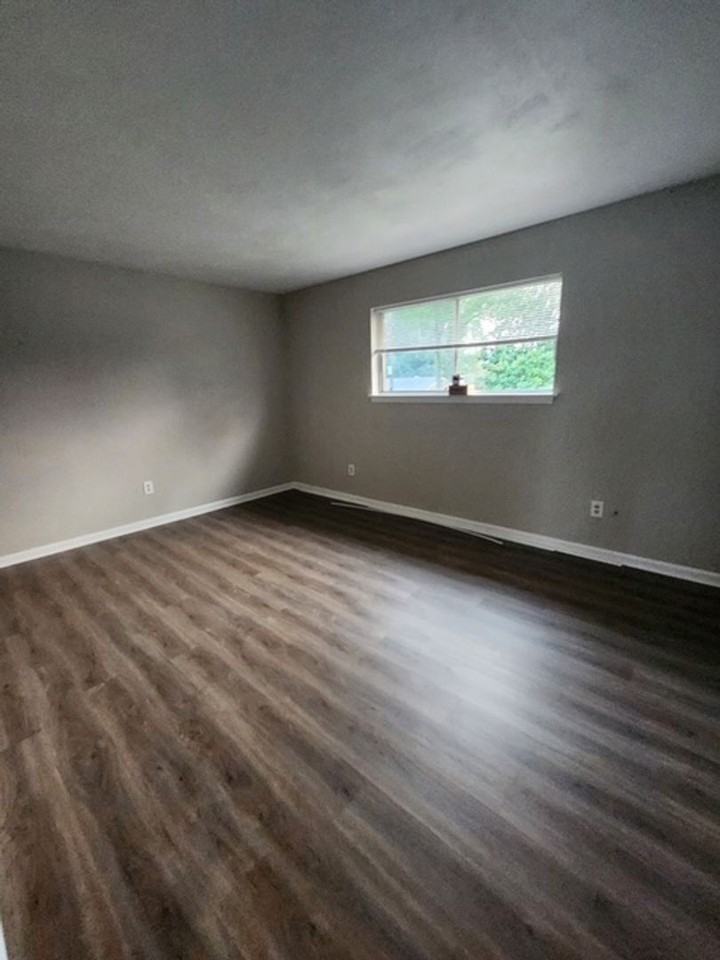 828 Spencer Ct - Photo 3 of 9