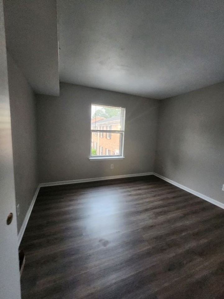 828 Spencer Ct - Photo 4 of 9
