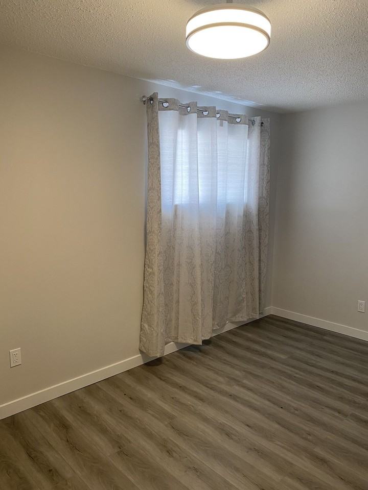 6316 34a Ave Nw - Photo 5 of 12