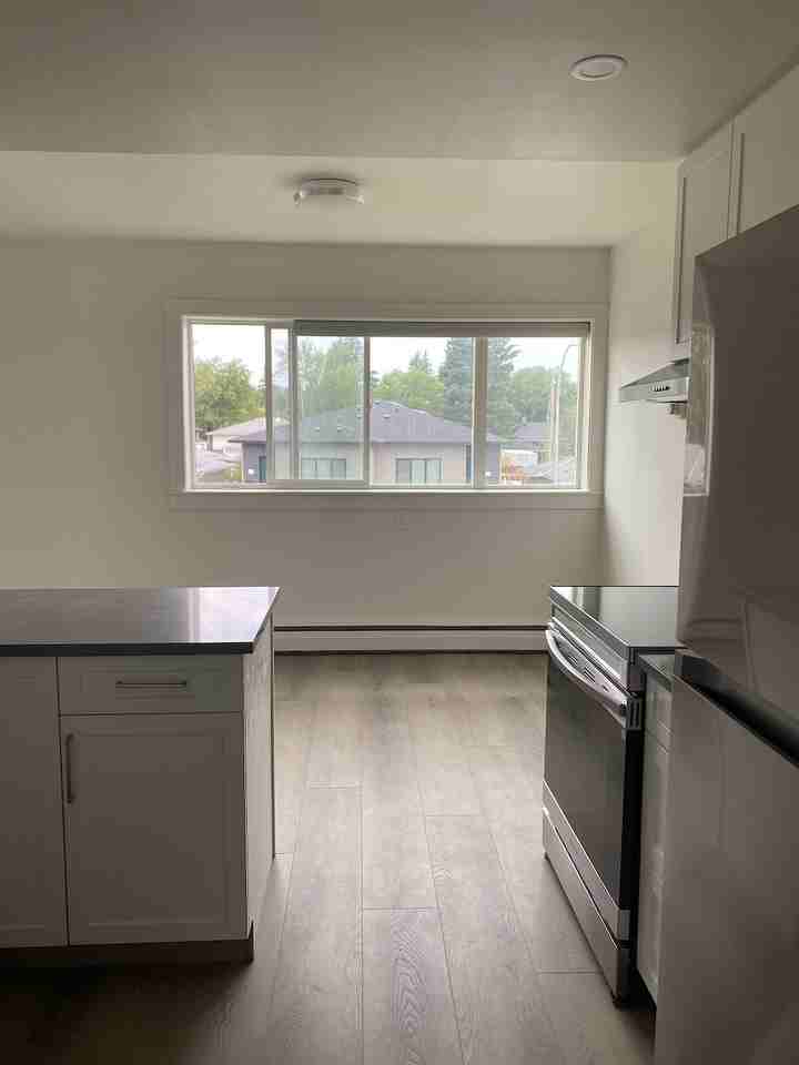 2712 - 2712 40 Street Southwest - Photo 3 of 19