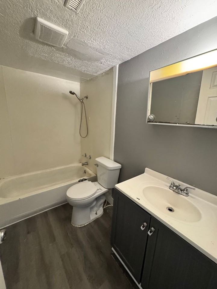 620 W 63rd - Photo 4 of 17