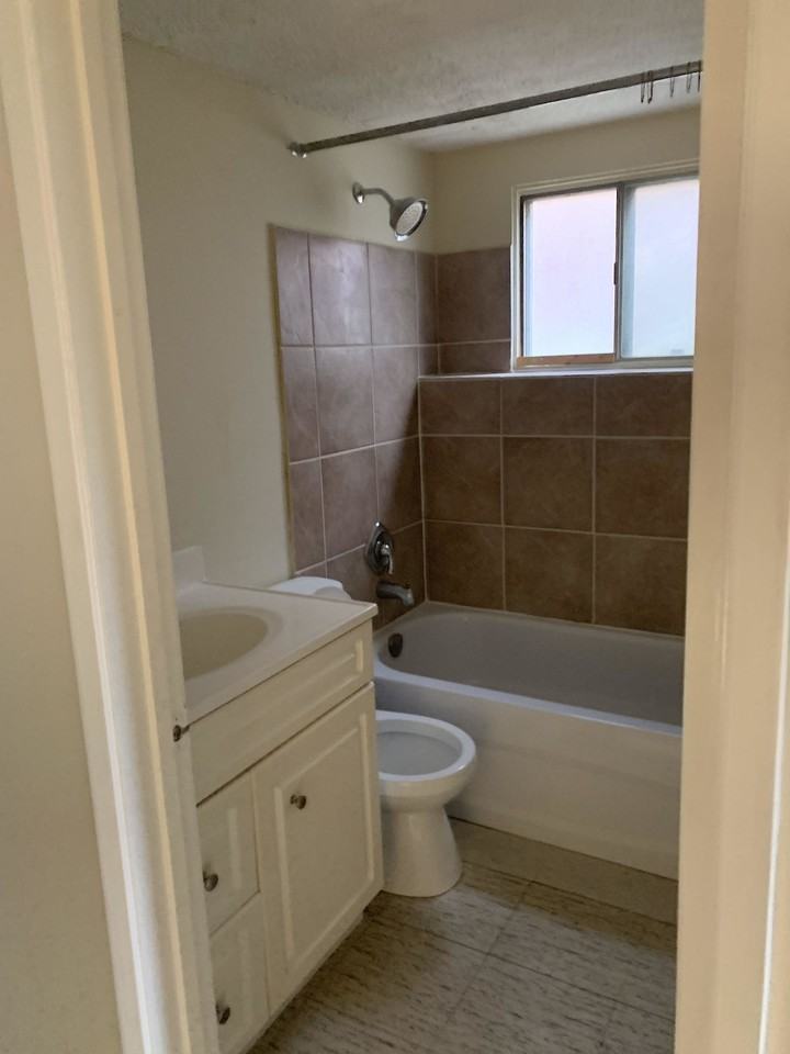 3608 77 St Nw - Photo 4 of 9