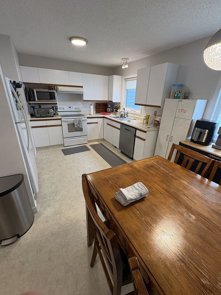 3304 44b Ave Nw - Photo 4 of 32