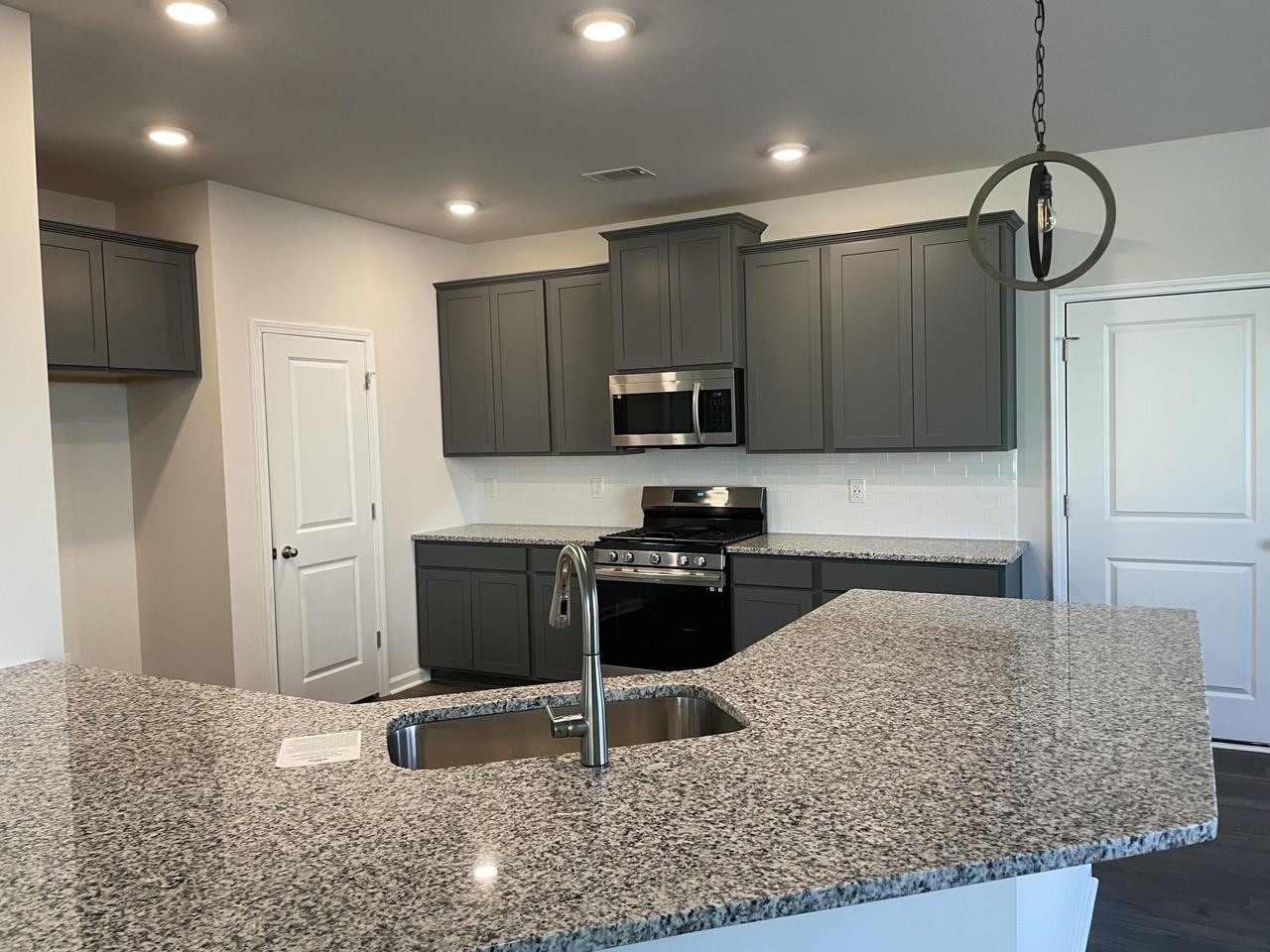 715 Courtland Dr - Photo 2 of 22