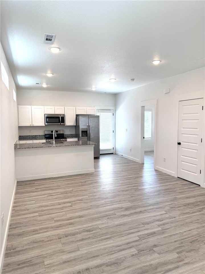 821 Massachusetts Ave - Photo 4 of 14
